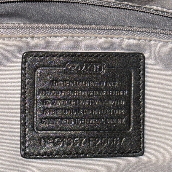 Coach Black Leather Shoulder Bag with Timeless Design - Picture 15 of 16